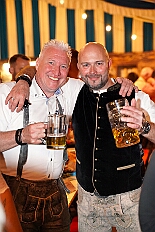 02 OktoberfestSerm 2025-09-27 30  Im Partydorf is O`zapft - Zuerst waren wir zum „Warm Up“ bei Anke und Axel (Bausch). Ein bunter  Empfang im Garten mit netten Gästen und sehr guten Essen, natürlich auch mit guten Getränken. Gemeinsam ging es dann ins passend geschmückte Oktoberfestzelt auf dem Kastelle-Pitter-Platz in Serm. : DVPJ, Toni I, Jules I., Prinz Karneval, Prinz, Prinzessin Aileen I., Hofmarschälle, Page, Pagen, Paginnen, HDK, Duisburg, Karneval, Helau, Tollität, Event, Session 2025, Session 2025, HDK Duisburg, Hauptausschuss, Hauptausschuss Karneval Duisburg, Duisburg ist echt