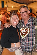 02 OktoberfestSerm 2025-09-27 31  Im Partydorf is O`zapft - Zuerst waren wir zum „Warm Up“ bei Anke und Axel (Bausch). Ein bunter  Empfang im Garten mit netten Gästen und sehr guten Essen, natürlich auch mit guten Getränken. Gemeinsam ging es dann ins passend geschmückte Oktoberfestzelt auf dem Kastelle-Pitter-Platz in Serm. : DVPJ, Toni I, Jules I., Prinz Karneval, Prinz, Prinzessin Aileen I., Hofmarschälle, Page, Pagen, Paginnen, HDK, Duisburg, Karneval, Helau, Tollität, Event, Session 2025, Session 2025, HDK Duisburg, Hauptausschuss, Hauptausschuss Karneval Duisburg, Duisburg ist echt