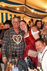 02 OktoberfestSerm 2025-09-27 32  Im Partydorf is O`zapft - Zuerst waren wir zum „Warm Up“ bei Anke und Axel (Bausch). Ein bunter  Empfang im Garten mit netten Gästen und sehr guten Essen, natürlich auch mit guten Getränken. Gemeinsam ging es dann ins passend geschmückte Oktoberfestzelt auf dem Kastelle-Pitter-Platz in Serm. : DVPJ, Toni I, Jules I., Prinz Karneval, Prinz, Prinzessin Aileen I., Hofmarschälle, Page, Pagen, Paginnen, HDK, Duisburg, Karneval, Helau, Tollität, Event, Session 2025, Session 2025, HDK Duisburg, Hauptausschuss, Hauptausschuss Karneval Duisburg, Duisburg ist echt