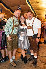 02 OktoberfestSerm 2025-09-27 33  Im Partydorf is O`zapft - Zuerst waren wir zum „Warm Up“ bei Anke und Axel (Bausch). Ein bunter  Empfang im Garten mit netten Gästen und sehr guten Essen, natürlich auch mit guten Getränken. Gemeinsam ging es dann ins passend geschmückte Oktoberfestzelt auf dem Kastelle-Pitter-Platz in Serm. : DVPJ, Toni I, Jules I., Prinz Karneval, Prinz, Prinzessin Aileen I., Hofmarschälle, Page, Pagen, Paginnen, HDK, Duisburg, Karneval, Helau, Tollität, Event, Session 2025, Session 2025, HDK Duisburg, Hauptausschuss, Hauptausschuss Karneval Duisburg, Duisburg ist echt