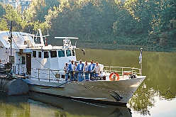 RheintourMoewe 2025-09-28 01  Alle in einem Boot - Die  Bonner Jubiläumssession schlägt schon hohe Wellen bei der Rundfahrt auf mit „MS Möwe“ auf dem Rhein. Zum fünften Mal folgte ein Prinzenpaar der Einladung. Roland I. und Stephanie III. , Vertreter der Rot-Weißen und Blau-Weißen Düsseldorfer Prinzengarde und natürlich die  Des. Prinzencrew mit Toni I. hatten ein schönen Nachmittag auf dem Rhein. : DVPJ, Toni I, Jules I., Prinz Karneval, Prinz, Prinzessin Aileen I., Hofmarschälle, Page, Pagen, Paginnen, HDK, Duisburg, Karneval, Helau, Tollität, Event, Session 2025, Session 2025, HDK Duisburg, Hauptausschuss, Hauptausschuss Karneval Duisburg, Duisburg ist echt