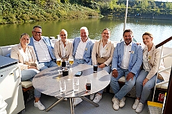 RheintourMoewe 2025-09-28 02  Alle in einem Boot - Die  Bonner Jubiläumssession schlägt schon hohe Wellen bei der Rundfahrt auf mit „MS Möwe“ auf dem Rhein. Zum fünften Mal folgte ein Prinzenpaar der Einladung. Roland I. und Stephanie III. , Vertreter der Rot-Weißen und Blau-Weißen Düsseldorfer Prinzengarde und natürlich die  Des. Prinzencrew mit Toni I. hatten ein schönen Nachmittag auf dem Rhein. : DVPJ, Toni I, Jules I., Prinz Karneval, Prinz, Prinzessin Aileen I., Hofmarschälle, Page, Pagen, Paginnen, HDK, Duisburg, Karneval, Helau, Tollität, Event, Session 2025, Session 2025, HDK Duisburg, Hauptausschuss, Hauptausschuss Karneval Duisburg, Duisburg ist echt