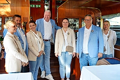 RheintourMoewe 2025-09-28 04  Alle in einem Boot - Die  Bonner Jubiläumssession schlägt schon hohe Wellen bei der Rundfahrt auf mit „MS Möwe“ auf dem Rhein. Zum fünften Mal folgte ein Prinzenpaar der Einladung. Roland I. und Stephanie III. , Vertreter der Rot-Weißen und Blau-Weißen Düsseldorfer Prinzengarde und natürlich die  Des. Prinzencrew mit Toni I. hatten ein schönen Nachmittag auf dem Rhein. : DVPJ, Toni I, Jules I., Prinz Karneval, Prinz, Prinzessin Aileen I., Hofmarschälle, Page, Pagen, Paginnen, HDK, Duisburg, Karneval, Helau, Tollität, Event, Session 2025, Session 2025, HDK Duisburg, Hauptausschuss, Hauptausschuss Karneval Duisburg, Duisburg ist echt