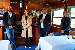 RheintourMoewe 2025-09-28 05  Alle in einem Boot - Die  Bonner Jubiläumssession schlägt schon hohe Wellen bei der Rundfahrt auf mit „MS Möwe“ auf dem Rhein. Zum fünften Mal folgte ein Prinzenpaar der Einladung. Roland I. und Stephanie III. , Vertreter der Rot-Weißen und Blau-Weißen Düsseldorfer Prinzengarde und natürlich die  Des. Prinzencrew mit Toni I. hatten ein schönen Nachmittag auf dem Rhein. : DVPJ, Toni I, Jules I., Prinz Karneval, Prinz, Prinzessin Aileen I., Hofmarschälle, Page, Pagen, Paginnen, HDK, Duisburg, Karneval, Helau, Tollität, Event, Session 2025, Session 2025, HDK Duisburg, Hauptausschuss, Hauptausschuss Karneval Duisburg, Duisburg ist echt