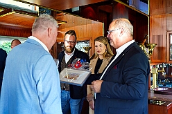 RheintourMoewe 2025-09-28 06  Alle in einem Boot - Die  Bonner Jubiläumssession schlägt schon hohe Wellen bei der Rundfahrt auf mit „MS Möwe“ auf dem Rhein. Zum fünften Mal folgte ein Prinzenpaar der Einladung. Roland I. und Stephanie III. , Vertreter der Rot-Weißen und Blau-Weißen Düsseldorfer Prinzengarde und natürlich die  Des. Prinzencrew mit Toni I. hatten ein schönen Nachmittag auf dem Rhein. : DVPJ, Toni I, Jules I., Prinz Karneval, Prinz, Prinzessin Aileen I., Hofmarschälle, Page, Pagen, Paginnen, HDK, Duisburg, Karneval, Helau, Tollität, Event, Session 2025, Session 2025, HDK Duisburg, Hauptausschuss, Hauptausschuss Karneval Duisburg, Duisburg ist echt