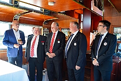 RheintourMoewe 2025-09-28 07  Alle in einem Boot - Die  Bonner Jubiläumssession schlägt schon hohe Wellen bei der Rundfahrt auf mit „MS Möwe“ auf dem Rhein. Zum fünften Mal folgte ein Prinzenpaar der Einladung. Roland I. und Stephanie III. , Vertreter der Rot-Weißen und Blau-Weißen Düsseldorfer Prinzengarde und natürlich die  Des. Prinzencrew mit Toni I. hatten ein schönen Nachmittag auf dem Rhein. : DVPJ, Toni I, Jules I., Prinz Karneval, Prinz, Prinzessin Aileen I., Hofmarschälle, Page, Pagen, Paginnen, HDK, Duisburg, Karneval, Helau, Tollität, Event, Session 2025, Session 2025, HDK Duisburg, Hauptausschuss, Hauptausschuss Karneval Duisburg, Duisburg ist echt