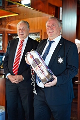 RheintourMoewe 2025-09-28 08  Alle in einem Boot - Die  Bonner Jubiläumssession schlägt schon hohe Wellen bei der Rundfahrt auf mit „MS Möwe“ auf dem Rhein. Zum fünften Mal folgte ein Prinzenpaar der Einladung. Roland I. und Stephanie III. , Vertreter der Rot-Weißen und Blau-Weißen Düsseldorfer Prinzengarde und natürlich die  Des. Prinzencrew mit Toni I. hatten ein schönen Nachmittag auf dem Rhein. : DVPJ, Toni I, Jules I., Prinz Karneval, Prinz, Prinzessin Aileen I., Hofmarschälle, Page, Pagen, Paginnen, HDK, Duisburg, Karneval, Helau, Tollität, Event, Session 2025, Session 2025, HDK Duisburg, Hauptausschuss, Hauptausschuss Karneval Duisburg, Duisburg ist echt