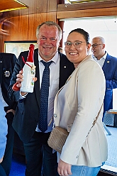 RheintourMoewe 2025-09-28 10  Alle in einem Boot - Die  Bonner Jubiläumssession schlägt schon hohe Wellen bei der Rundfahrt auf mit „MS Möwe“ auf dem Rhein. Zum fünften Mal folgte ein Prinzenpaar der Einladung. Roland I. und Stephanie III. , Vertreter der Rot-Weißen und Blau-Weißen Düsseldorfer Prinzengarde und natürlich die  Des. Prinzencrew mit Toni I. hatten ein schönen Nachmittag auf dem Rhein. : DVPJ, Toni I, Jules I., Prinz Karneval, Prinz, Prinzessin Aileen I., Hofmarschälle, Page, Pagen, Paginnen, HDK, Duisburg, Karneval, Helau, Tollität, Event, Session 2025, Session 2025, HDK Duisburg, Hauptausschuss, Hauptausschuss Karneval Duisburg, Duisburg ist echt