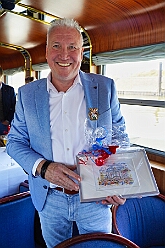 RheintourMoewe 2025-09-28 11  Alle in einem Boot - Die  Bonner Jubiläumssession schlägt schon hohe Wellen bei der Rundfahrt auf mit „MS Möwe“ auf dem Rhein. Zum fünften Mal folgte ein Prinzenpaar der Einladung. Roland I. und Stephanie III. , Vertreter der Rot-Weißen und Blau-Weißen Düsseldorfer Prinzengarde und natürlich die  Des. Prinzencrew mit Toni I. hatten ein schönen Nachmittag auf dem Rhein. : DVPJ, Toni I, Jules I., Prinz Karneval, Prinz, Prinzessin Aileen I., Hofmarschälle, Page, Pagen, Paginnen, HDK, Duisburg, Karneval, Helau, Tollität, Event, Session 2025, Session 2025, HDK Duisburg, Hauptausschuss, Hauptausschuss Karneval Duisburg, Duisburg ist echt