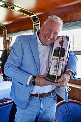 RheintourMoewe 2025-09-28 12  Alle in einem Boot - Die  Bonner Jubiläumssession schlägt schon hohe Wellen bei der Rundfahrt auf mit „MS Möwe“ auf dem Rhein. Zum fünften Mal folgte ein Prinzenpaar der Einladung. Roland I. und Stephanie III. , Vertreter der Rot-Weißen und Blau-Weißen Düsseldorfer Prinzengarde und natürlich die  Des. Prinzencrew mit Toni I. hatten ein schönen Nachmittag auf dem Rhein. : DVPJ, Toni I, Jules I., Prinz Karneval, Prinz, Prinzessin Aileen I., Hofmarschälle, Page, Pagen, Paginnen, HDK, Duisburg, Karneval, Helau, Tollität, Event, Session 2025, Session 2025, HDK Duisburg, Hauptausschuss, Hauptausschuss Karneval Duisburg, Duisburg ist echt