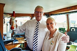 RheintourMoewe 2025-09-28 13  Alle in einem Boot - Die  Bonner Jubiläumssession schlägt schon hohe Wellen bei der Rundfahrt auf mit „MS Möwe“ auf dem Rhein. Zum fünften Mal folgte ein Prinzenpaar der Einladung. Roland I. und Stephanie III. , Vertreter der Rot-Weißen und Blau-Weißen Düsseldorfer Prinzengarde und natürlich die  Des. Prinzencrew mit Toni I. hatten ein schönen Nachmittag auf dem Rhein. : DVPJ, Toni I, Jules I., Prinz Karneval, Prinz, Prinzessin Aileen I., Hofmarschälle, Page, Pagen, Paginnen, HDK, Duisburg, Karneval, Helau, Tollität, Event, Session 2025, Session 2025, HDK Duisburg, Hauptausschuss, Hauptausschuss Karneval Duisburg, Duisburg ist echt