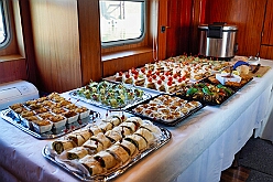 RheintourMoewe 2025-09-28 14  Alle in einem Boot - Die  Bonner Jubiläumssession schlägt schon hohe Wellen bei der Rundfahrt auf mit „MS Möwe“ auf dem Rhein. Zum fünften Mal folgte ein Prinzenpaar der Einladung. Roland I. und Stephanie III. , Vertreter der Rot-Weißen und Blau-Weißen Düsseldorfer Prinzengarde und natürlich die  Des. Prinzencrew mit Toni I. hatten ein schönen Nachmittag auf dem Rhein. : DVPJ, Toni I, Jules I., Prinz Karneval, Prinz, Prinzessin Aileen I., Hofmarschälle, Page, Pagen, Paginnen, HDK, Duisburg, Karneval, Helau, Tollität, Event, Session 2025, Session 2025, HDK Duisburg, Hauptausschuss, Hauptausschuss Karneval Duisburg, Duisburg ist echt