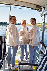 RheintourMoewe 2025-09-28 15  Alle in einem Boot - Die  Bonner Jubiläumssession schlägt schon hohe Wellen bei der Rundfahrt auf mit „MS Möwe“ auf dem Rhein. Zum fünften Mal folgte ein Prinzenpaar der Einladung. Roland I. und Stephanie III. , Vertreter der Rot-Weißen und Blau-Weißen Düsseldorfer Prinzengarde und natürlich die  Des. Prinzencrew mit Toni I. hatten ein schönen Nachmittag auf dem Rhein. : DVPJ, Toni I, Jules I., Prinz Karneval, Prinz, Prinzessin Aileen I., Hofmarschälle, Page, Pagen, Paginnen, HDK, Duisburg, Karneval, Helau, Tollität, Event, Session 2025, Session 2025, HDK Duisburg, Hauptausschuss, Hauptausschuss Karneval Duisburg, Duisburg ist echt