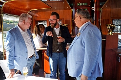 RheintourMoewe 2025-09-28 18  Alle in einem Boot - Die  Bonner Jubiläumssession schlägt schon hohe Wellen bei der Rundfahrt auf mit „MS Möwe“ auf dem Rhein. Zum fünften Mal folgte ein Prinzenpaar der Einladung. Roland I. und Stephanie III. , Vertreter der Rot-Weißen und Blau-Weißen Düsseldorfer Prinzengarde und natürlich die  Des. Prinzencrew mit Toni I. hatten ein schönen Nachmittag auf dem Rhein. : DVPJ, Toni I, Jules I., Prinz Karneval, Prinz, Prinzessin Aileen I., Hofmarschälle, Page, Pagen, Paginnen, HDK, Duisburg, Karneval, Helau, Tollität, Event, Session 2025, Session 2025, HDK Duisburg, Hauptausschuss, Hauptausschuss Karneval Duisburg, Duisburg ist echt