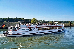 RheintourMoewe 2025-09-28 20  Alle in einem Boot - Die  Bonner Jubiläumssession schlägt schon hohe Wellen bei der Rundfahrt auf mit „MS Möwe“ auf dem Rhein. Zum fünften Mal folgte ein Prinzenpaar der Einladung. Roland I. und Stephanie III. , Vertreter der Rot-Weißen und Blau-Weißen Düsseldorfer Prinzengarde und natürlich die  Des. Prinzencrew mit Toni I. hatten ein schönen Nachmittag auf dem Rhein. : DVPJ, Toni I, Jules I., Prinz Karneval, Prinz, Prinzessin Aileen I., Hofmarschälle, Page, Pagen, Paginnen, HDK, Duisburg, Karneval, Helau, Tollität, Event, Session 2025, Session 2025, HDK Duisburg, Hauptausschuss, Hauptausschuss Karneval Duisburg, Duisburg ist echt