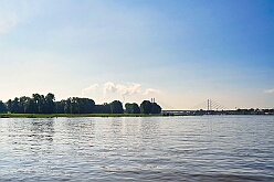 RheintourMoewe 2025-09-28 21  Alle in einem Boot - Die  Bonner Jubiläumssession schlägt schon hohe Wellen bei der Rundfahrt auf mit „MS Möwe“ auf dem Rhein. Zum fünften Mal folgte ein Prinzenpaar der Einladung. Roland I. und Stephanie III. , Vertreter der Rot-Weißen und Blau-Weißen Düsseldorfer Prinzengarde und natürlich die  Des. Prinzencrew mit Toni I. hatten ein schönen Nachmittag auf dem Rhein. : DVPJ, Toni I, Jules I., Prinz Karneval, Prinz, Prinzessin Aileen I., Hofmarschälle, Page, Pagen, Paginnen, HDK, Duisburg, Karneval, Helau, Tollität, Event, Session 2025, Session 2025, HDK Duisburg, Hauptausschuss, Hauptausschuss Karneval Duisburg, Duisburg ist echt
