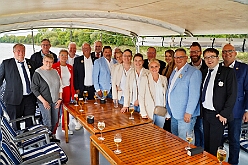 RheintourMoewe 2025-09-28 23  Alle in einem Boot - Die  Bonner Jubiläumssession schlägt schon hohe Wellen bei der Rundfahrt auf mit „MS Möwe“ auf dem Rhein. Zum fünften Mal folgte ein Prinzenpaar der Einladung. Roland I. und Stephanie III. , Vertreter der Rot-Weißen und Blau-Weißen Düsseldorfer Prinzengarde und natürlich die  Des. Prinzencrew mit Toni I. hatten ein schönen Nachmittag auf dem Rhein. : DVPJ, Toni I, Jules I., Prinz Karneval, Prinz, Prinzessin Aileen I., Hofmarschälle, Page, Pagen, Paginnen, HDK, Duisburg, Karneval, Helau, Tollität, Event, Session 2025, Session 2025, HDK Duisburg, Hauptausschuss, Hauptausschuss Karneval Duisburg, Duisburg ist echt
