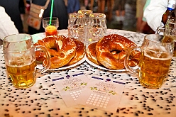 Oktoberf Winne 2025-10-04 01  O`zapft is am Niederrhein - In Niedermörmter ist des ganze Dorf auf den Beinen wenn der Viehscheidverein in „Winnes“ Scheune zum Oktoberfest lädt. Unter Freunden feiert man besonders gut und daher der Einladung gern gefolgt : DVPJ, Toni I, Jules I., Prinz Karneval, Prinz, Prinzessin Aileen I., Hofmarschälle, Page, Pagen, Paginnen, HDK, Duisburg, Karneval, Helau, Tollität, Event, Session 2025, Session 2025, HDK Duisburg, Hauptausschuss, Hauptausschuss Karneval Duisburg, Duisburg ist echt