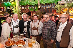 Oktoberf Winne 2025-10-04 02  O`zapft is am Niederrhein - In Niedermörmter ist des ganze Dorf auf den Beinen wenn der Viehscheidverein in „Winnes“ Scheune zum Oktoberfest lädt. Unter Freunden feiert man besonders gut und daher der Einladung gern gefolgt : DVPJ, Toni I, Jules I., Prinz Karneval, Prinz, Prinzessin Aileen I., Hofmarschälle, Page, Pagen, Paginnen, HDK, Duisburg, Karneval, Helau, Tollität, Event, Session 2025, Session 2025, HDK Duisburg, Hauptausschuss, Hauptausschuss Karneval Duisburg, Duisburg ist echt