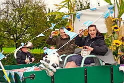 Oktoberf Winne 2025-10-04 04  O`zapft is am Niederrhein - In Niedermörmter ist des ganze Dorf auf den Beinen wenn der Viehscheidverein in „Winnes“ Scheune zum Oktoberfest lädt. Unter Freunden feiert man besonders gut und daher der Einladung gern gefolgt : DVPJ, Toni I, Jules I., Prinz Karneval, Prinz, Prinzessin Aileen I., Hofmarschälle, Page, Pagen, Paginnen, HDK, Duisburg, Karneval, Helau, Tollität, Event, Session 2025, Session 2025, HDK Duisburg, Hauptausschuss, Hauptausschuss Karneval Duisburg, Duisburg ist echt