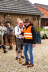 Oktoberf Winne 2025-10-04 06  O`zapft is am Niederrhein - In Niedermörmter ist des ganze Dorf auf den Beinen wenn der Viehscheidverein in „Winnes“ Scheune zum Oktoberfest lädt. Unter Freunden feiert man besonders gut und daher der Einladung gern gefolgt : DVPJ, Toni I, Jules I., Prinz Karneval, Prinz, Prinzessin Aileen I., Hofmarschälle, Page, Pagen, Paginnen, HDK, Duisburg, Karneval, Helau, Tollität, Event, Session 2025, Session 2025, HDK Duisburg, Hauptausschuss, Hauptausschuss Karneval Duisburg, Duisburg ist echt