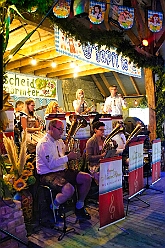 Oktoberf Winne 2025-10-04 07  O`zapft is am Niederrhein - In Niedermörmter ist des ganze Dorf auf den Beinen wenn der Viehscheidverein in „Winnes“ Scheune zum Oktoberfest lädt. Unter Freunden feiert man besonders gut und daher der Einladung gern gefolgt : DVPJ, Toni I, Jules I., Prinz Karneval, Prinz, Prinzessin Aileen I., Hofmarschälle, Page, Pagen, Paginnen, HDK, Duisburg, Karneval, Helau, Tollität, Event, Session 2025, Session 2025, HDK Duisburg, Hauptausschuss, Hauptausschuss Karneval Duisburg, Duisburg ist echt