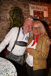 Oktoberf Winne 2025-10-04 09  O`zapft is am Niederrhein - In Niedermörmter ist des ganze Dorf auf den Beinen wenn der Viehscheidverein in „Winnes“ Scheune zum Oktoberfest lädt. Unter Freunden feiert man besonders gut und daher der Einladung gern gefolgt : DVPJ, Toni I, Jules I., Prinz Karneval, Prinz, Prinzessin Aileen I., Hofmarschälle, Page, Pagen, Paginnen, HDK, Duisburg, Karneval, Helau, Tollität, Event, Session 2025, Session 2025, HDK Duisburg, Hauptausschuss, Hauptausschuss Karneval Duisburg, Duisburg ist echt