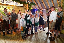 Oktoberf Winne 2025-10-04 11  O`zapft is am Niederrhein - In Niedermörmter ist des ganze Dorf auf den Beinen wenn der Viehscheidverein in „Winnes“ Scheune zum Oktoberfest lädt. Unter Freunden feiert man besonders gut und daher der Einladung gern gefolgt : DVPJ, Toni I, Jules I., Prinz Karneval, Prinz, Prinzessin Aileen I., Hofmarschälle, Page, Pagen, Paginnen, HDK, Duisburg, Karneval, Helau, Tollität, Event, Session 2025, Session 2025, HDK Duisburg, Hauptausschuss, Hauptausschuss Karneval Duisburg, Duisburg ist echt