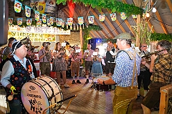 Oktoberf Winne 2025-10-04 12  O`zapft is am Niederrhein - In Niedermörmter ist des ganze Dorf auf den Beinen wenn der Viehscheidverein in „Winnes“ Scheune zum Oktoberfest lädt. Unter Freunden feiert man besonders gut und daher der Einladung gern gefolgt : DVPJ, Toni I, Jules I., Prinz Karneval, Prinz, Prinzessin Aileen I., Hofmarschälle, Page, Pagen, Paginnen, HDK, Duisburg, Karneval, Helau, Tollität, Event, Session 2025, Session 2025, HDK Duisburg, Hauptausschuss, Hauptausschuss Karneval Duisburg, Duisburg ist echt