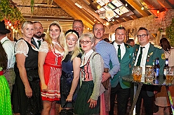 Oktoberf Winne 2025-10-04 13  O`zapft is am Niederrhein - In Niedermörmter ist des ganze Dorf auf den Beinen wenn der Viehscheidverein in „Winnes“ Scheune zum Oktoberfest lädt. Unter Freunden feiert man besonders gut und daher der Einladung gern gefolgt : DVPJ, Toni I, Jules I., Prinz Karneval, Prinz, Prinzessin Aileen I., Hofmarschälle, Page, Pagen, Paginnen, HDK, Duisburg, Karneval, Helau, Tollität, Event, Session 2025, Session 2025, HDK Duisburg, Hauptausschuss, Hauptausschuss Karneval Duisburg, Duisburg ist echt