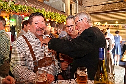 Oktoberf Winne 2025-10-04 14  O`zapft is am Niederrhein - In Niedermörmter ist des ganze Dorf auf den Beinen wenn der Viehscheidverein in „Winnes“ Scheune zum Oktoberfest lädt. Unter Freunden feiert man besonders gut und daher der Einladung gern gefolgt : DVPJ, Toni I, Jules I., Prinz Karneval, Prinz, Prinzessin Aileen I., Hofmarschälle, Page, Pagen, Paginnen, HDK, Duisburg, Karneval, Helau, Tollität, Event, Session 2025, Session 2025, HDK Duisburg, Hauptausschuss, Hauptausschuss Karneval Duisburg, Duisburg ist echt