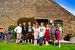 Oktoberf Winne 2025-10-04 15  O`zapft is am Niederrhein - In Niedermörmter ist des ganze Dorf auf den Beinen wenn der Viehscheidverein in „Winnes“ Scheune zum Oktoberfest lädt. Unter Freunden feiert man besonders gut und daher der Einladung gern gefolgt : DVPJ, Toni I, Jules I., Prinz Karneval, Prinz, Prinzessin Aileen I., Hofmarschälle, Page, Pagen, Paginnen, HDK, Duisburg, Karneval, Helau, Tollität, Event, Session 2025, Session 2025, HDK Duisburg, Hauptausschuss, Hauptausschuss Karneval Duisburg, Duisburg ist echt