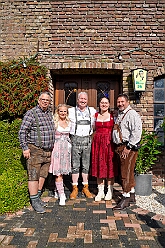 Oktoberf Winne 2025-10-04 16  O`zapft is am Niederrhein - In Niedermörmter ist des ganze Dorf auf den Beinen wenn der Viehscheidverein in „Winnes“ Scheune zum Oktoberfest lädt. Unter Freunden feiert man besonders gut und daher der Einladung gern gefolgt : DVPJ, Toni I, Jules I., Prinz Karneval, Prinz, Prinzessin Aileen I., Hofmarschälle, Page, Pagen, Paginnen, HDK, Duisburg, Karneval, Helau, Tollität, Event, Session 2025, Session 2025, HDK Duisburg, Hauptausschuss, Hauptausschuss Karneval Duisburg, Duisburg ist echt
