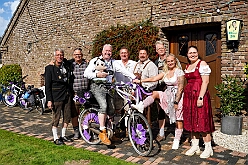 Oktoberf Winne 2025-10-04 17  O`zapft is am Niederrhein - In Niedermörmter ist des ganze Dorf auf den Beinen wenn der Viehscheidverein in „Winnes“ Scheune zum Oktoberfest lädt. Unter Freunden feiert man besonders gut und daher der Einladung gern gefolgt : DVPJ, Toni I, Jules I., Prinz Karneval, Prinz, Prinzessin Aileen I., Hofmarschälle, Page, Pagen, Paginnen, HDK, Duisburg, Karneval, Helau, Tollität, Event, Session 2025, Session 2025, HDK Duisburg, Hauptausschuss, Hauptausschuss Karneval Duisburg, Duisburg ist echt