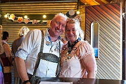 Oktoberf Winne 2025-10-04 19  O`zapft is am Niederrhein - In Niedermörmter ist des ganze Dorf auf den Beinen wenn der Viehscheidverein in „Winnes“ Scheune zum Oktoberfest lädt. Unter Freunden feiert man besonders gut und daher der Einladung gern gefolgt : DVPJ, Toni I, Jules I., Prinz Karneval, Prinz, Prinzessin Aileen I., Hofmarschälle, Page, Pagen, Paginnen, HDK, Duisburg, Karneval, Helau, Tollität, Event, Session 2025, Session 2025, HDK Duisburg, Hauptausschuss, Hauptausschuss Karneval Duisburg, Duisburg ist echt