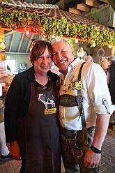 Oktoberf Winne 2025-10-04 20  O`zapft is am Niederrhein - In Niedermörmter ist des ganze Dorf auf den Beinen wenn der Viehscheidverein in „Winnes“ Scheune zum Oktoberfest lädt. Unter Freunden feiert man besonders gut und daher der Einladung gern gefolgt : DVPJ, Toni I, Jules I., Prinz Karneval, Prinz, Prinzessin Aileen I., Hofmarschälle, Page, Pagen, Paginnen, HDK, Duisburg, Karneval, Helau, Tollität, Event, Session 2025, Session 2025, HDK Duisburg, Hauptausschuss, Hauptausschuss Karneval Duisburg, Duisburg ist echt