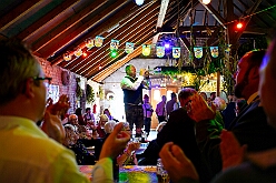 Oktoberf Winne 2025-10-04 21  O`zapft is am Niederrhein - In Niedermörmter ist des ganze Dorf auf den Beinen wenn der Viehscheidverein in „Winnes“ Scheune zum Oktoberfest lädt. Unter Freunden feiert man besonders gut und daher der Einladung gern gefolgt : DVPJ, Toni I, Jules I., Prinz Karneval, Prinz, Prinzessin Aileen I., Hofmarschälle, Page, Pagen, Paginnen, HDK, Duisburg, Karneval, Helau, Tollität, Event, Session 2025, Session 2025, HDK Duisburg, Hauptausschuss, Hauptausschuss Karneval Duisburg, Duisburg ist echt