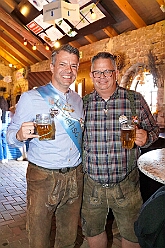 Oktoberf Winne 2025-10-04 22  O`zapft is am Niederrhein - In Niedermörmter ist des ganze Dorf auf den Beinen wenn der Viehscheidverein in „Winnes“ Scheune zum Oktoberfest lädt. Unter Freunden feiert man besonders gut und daher der Einladung gern gefolgt : DVPJ, Toni I, Jules I., Prinz Karneval, Prinz, Prinzessin Aileen I., Hofmarschälle, Page, Pagen, Paginnen, HDK, Duisburg, Karneval, Helau, Tollität, Event, Session 2025, Session 2025, HDK Duisburg, Hauptausschuss, Hauptausschuss Karneval Duisburg, Duisburg ist echt
