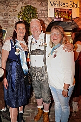 Oktoberf Winne 2025-10-04 23  O`zapft is am Niederrhein - In Niedermörmter ist des ganze Dorf auf den Beinen wenn der Viehscheidverein in „Winnes“ Scheune zum Oktoberfest lädt. Unter Freunden feiert man besonders gut und daher der Einladung gern gefolgt : DVPJ, Toni I, Jules I., Prinz Karneval, Prinz, Prinzessin Aileen I., Hofmarschälle, Page, Pagen, Paginnen, HDK, Duisburg, Karneval, Helau, Tollität, Event, Session 2025, Session 2025, HDK Duisburg, Hauptausschuss, Hauptausschuss Karneval Duisburg, Duisburg ist echt