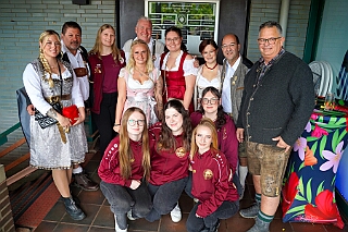 Fruehs KG KoenigDuiss 2025-10-05 02  Gaudi am Morgen - „O`zapft is“ morgens um 11 Uhr in der Tennis Gaststätte des DSC Preussen an der Futterstraße. Die KG Königreich Duissern hatte zum Wies`n Frühschoppen geladen. : DVPJ, Toni I, Jules I., Prinz Karneval, Prinz, Prinzessin Aileen I., Hofmarschälle, Page, Pagen, Paginnen, HDK, Duisburg, Karneval, Helau, Tollität, Event, Session 2025, Session 2025, HDK Duisburg, Hauptausschuss, Hauptausschuss Karneval Duisburg, Duisburg ist echt