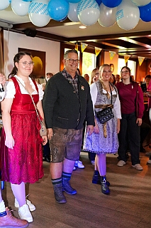 Fruehs KG KoenigDuiss 2025-10-05 04  Gaudi am Morgen - „O`zapft is“ morgens um 11 Uhr in der Tennis Gaststätte des DSC Preussen an der Futterstraße. Die KG Königreich Duissern hatte zum Wies`n Frühschoppen geladen. : DVPJ, Toni I, Jules I., Prinz Karneval, Prinz, Prinzessin Aileen I., Hofmarschälle, Page, Pagen, Paginnen, HDK, Duisburg, Karneval, Helau, Tollität, Event, Session 2025, Session 2025, HDK Duisburg, Hauptausschuss, Hauptausschuss Karneval Duisburg, Duisburg ist echt