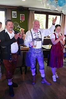 Fruehs KG KoenigDuiss 2025-10-05 05  Gaudi am Morgen - „O`zapft is“ morgens um 11 Uhr in der Tennis Gaststätte des DSC Preussen an der Futterstraße. Die KG Königreich Duissern hatte zum Wies`n Frühschoppen geladen. : DVPJ, Toni I, Jules I., Prinz Karneval, Prinz, Prinzessin Aileen I., Hofmarschälle, Page, Pagen, Paginnen, HDK, Duisburg, Karneval, Helau, Tollität, Event, Session 2025, Session 2025, HDK Duisburg, Hauptausschuss, Hauptausschuss Karneval Duisburg, Duisburg ist echt