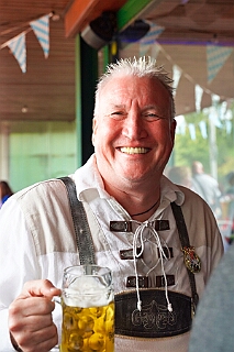 Fruehs KG KoenigDuiss 2025-10-05 09  Gaudi am Morgen - „O`zapft is“ morgens um 11 Uhr in der Tennis Gaststätte des DSC Preussen an der Futterstraße. Die KG Königreich Duissern hatte zum Wies`n Frühschoppen geladen. : DVPJ, Toni I, Jules I., Prinz Karneval, Prinz, Prinzessin Aileen I., Hofmarschälle, Page, Pagen, Paginnen, HDK, Duisburg, Karneval, Helau, Tollität, Event, Session 2025, Session 2025, HDK Duisburg, Hauptausschuss, Hauptausschuss Karneval Duisburg, Duisburg ist echt