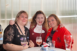 Fruehs KG KoenigDuiss 2025-10-05 10  Gaudi am Morgen - „O`zapft is“ morgens um 11 Uhr in der Tennis Gaststätte des DSC Preussen an der Futterstraße. Die KG Königreich Duissern hatte zum Wies`n Frühschoppen geladen. : DVPJ, Toni I, Jules I., Prinz Karneval, Prinz, Prinzessin Aileen I., Hofmarschälle, Page, Pagen, Paginnen, HDK, Duisburg, Karneval, Helau, Tollität, Event, Session 2025, Session 2025, HDK Duisburg, Hauptausschuss, Hauptausschuss Karneval Duisburg, Duisburg ist echt