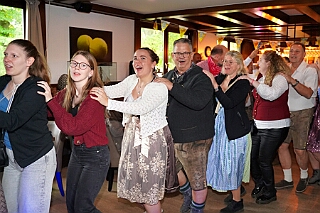 Fruehs KG KoenigDuiss 2025-10-05 12  Gaudi am Morgen - „O`zapft is“ morgens um 11 Uhr in der Tennis Gaststätte des DSC Preussen an der Futterstraße. Die KG Königreich Duissern hatte zum Wies`n Frühschoppen geladen. : DVPJ, Toni I, Jules I., Prinz Karneval, Prinz, Prinzessin Aileen I., Hofmarschälle, Page, Pagen, Paginnen, HDK, Duisburg, Karneval, Helau, Tollität, Event, Session 2025, Session 2025, HDK Duisburg, Hauptausschuss, Hauptausschuss Karneval Duisburg, Duisburg ist echt