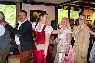 Fruehs KG KoenigDuiss 2025-10-05 13  Gaudi am Morgen - „O`zapft is“ morgens um 11 Uhr in der Tennis Gaststätte des DSC Preussen an der Futterstraße. Die KG Königreich Duissern hatte zum Wies`n Frühschoppen geladen. : DVPJ, Toni I, Jules I., Prinz Karneval, Prinz, Prinzessin Aileen I., Hofmarschälle, Page, Pagen, Paginnen, HDK, Duisburg, Karneval, Helau, Tollität, Event, Session 2025, Session 2025, HDK Duisburg, Hauptausschuss, Hauptausschuss Karneval Duisburg, Duisburg ist echt