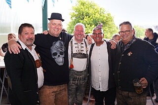 Fruehs KG KoenigDuiss 2025-10-05 15  Gaudi am Morgen - „O`zapft is“ morgens um 11 Uhr in der Tennis Gaststätte des DSC Preussen an der Futterstraße. Die KG Königreich Duissern hatte zum Wies`n Frühschoppen geladen. : DVPJ, Toni I, Jules I., Prinz Karneval, Prinz, Prinzessin Aileen I., Hofmarschälle, Page, Pagen, Paginnen, HDK, Duisburg, Karneval, Helau, Tollität, Event, Session 2025, Session 2025, HDK Duisburg, Hauptausschuss, Hauptausschuss Karneval Duisburg, Duisburg ist echt