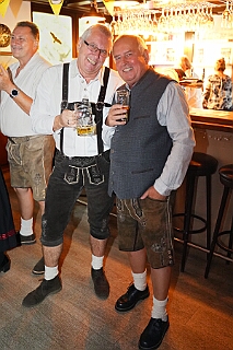 Fruehs KG KoenigDuiss 2025-10-05 16  Gaudi am Morgen - „O`zapft is“ morgens um 11 Uhr in der Tennis Gaststätte des DSC Preussen an der Futterstraße. Die KG Königreich Duissern hatte zum Wies`n Frühschoppen geladen. : DVPJ, Toni I, Jules I., Prinz Karneval, Prinz, Prinzessin Aileen I., Hofmarschälle, Page, Pagen, Paginnen, HDK, Duisburg, Karneval, Helau, Tollität, Event, Session 2025, Session 2025, HDK Duisburg, Hauptausschuss, Hauptausschuss Karneval Duisburg, Duisburg ist echt