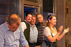 01 Oktoberf KGRheinh 2025-10-10 02  Oktoberfeste und ein Jubiläum - Den Freitagabend beginnen wir mit dem Besuch des Oktoberfestes der KG Rot-Weiß Rheinhausen in der Erlöserkirche in Rheinhausen. Etwas später heißt es dann „O`zapft is“ beim Oktoberfest in Opgen-Rhein's "Zum Johanniter“. Am Samstag waren wir dann Gäste beim 55-Jährigen Firmenjubiläum der Poschmann Gerüstbau GmbH. : DVPJ, Toni I, Jules I., Prinz Karneval, Prinz, Prinzessin Aileen I., Hofmarschälle, Page, Pagen, Paginnen, HDK, Duisburg, Karneval, Helau, Tollität, Event, Session 2025, Session 2025, HDK Duisburg, Hauptausschuss, Hauptausschuss Karneval Duisburg, Duisburg ist echt