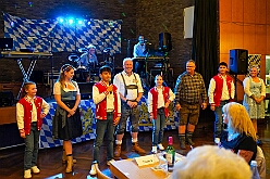 01 Oktoberf KGRheinh 2025-10-10 05  Oktoberfeste und ein Jubiläum - Den Freitagabend beginnen wir mit dem Besuch des Oktoberfestes der KG Rot-Weiß Rheinhausen in der Erlöserkirche in Rheinhausen. Etwas später heißt es dann „O`zapft is“ beim Oktoberfest in Opgen-Rhein's "Zum Johanniter“. Am Samstag waren wir dann Gäste beim 55-Jährigen Firmenjubiläum der Poschmann Gerüstbau GmbH. : DVPJ, Toni I, Jules I., Prinz Karneval, Prinz, Prinzessin Aileen I., Hofmarschälle, Page, Pagen, Paginnen, HDK, Duisburg, Karneval, Helau, Tollität, Event, Session 2025, Session 2025, HDK Duisburg, Hauptausschuss, Hauptausschuss Karneval Duisburg, Duisburg ist echt
